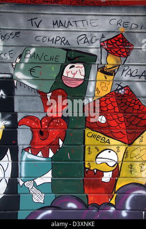 Rom, Italien. 26. Februar 2013.  Anti-Regierung Protest Graffiti Streetart auf verlassene verfallene Anwesen Fensterläden in Rom Italien. Bildnachweis: Gari Wyn Williams / Alamy Live News Stockfoto