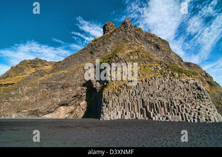 Stuðlaberg Basaltsäulen am Reynisfjara schwarzen Sandstrand in der Nähe von Vik, Süden Islands Stockfoto