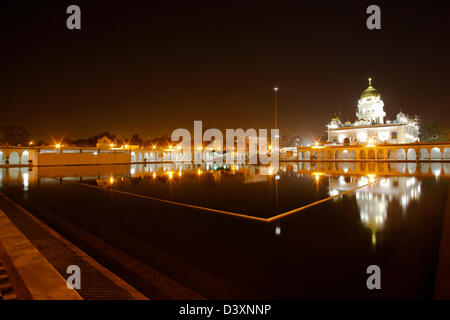 Gurdwara leuchtet in der Nacht, Gurdwara Bangla Sahib, Delhi, Indien Stockfoto