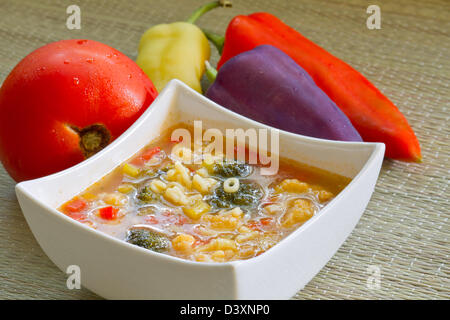 Traditionelle französische Gemüse Teller-Ratatouille mit frischem Gemüse im Hintergrund. Stockfoto