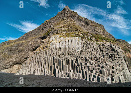 Stuðlaberg Basaltsäulen am Reynisfjara schwarzen Sandstrand in der Nähe von Vik, Süden Islands Stockfoto