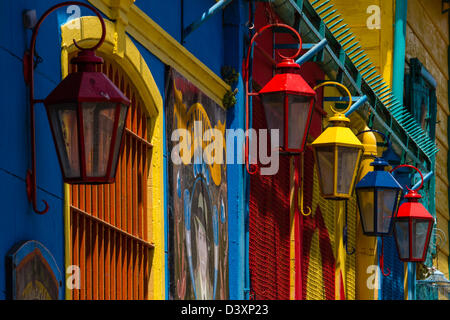 Bunte Straßenlaternen und lebhaft bemalte Wände in hellen La Boca, Buenos Aires, Argentinien Stockfoto