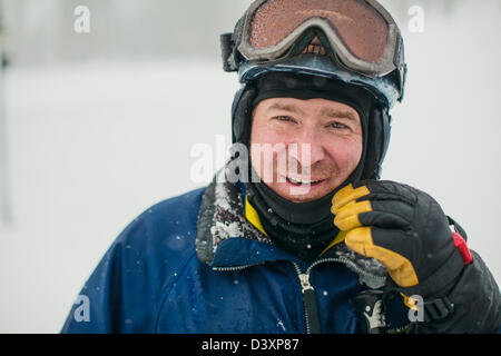 Kaukasischen Mann mit Skiausrüstung im Schnee Stockfoto