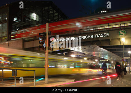 Berlin, Deutschland, vorbei an Straßenbahnen und Autos auf der Friedrichstraße Stockfoto