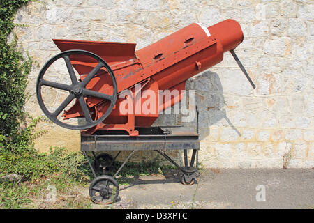 Alten Wein Traube Maschine Zentrifuge mit Weintraube Stockfoto