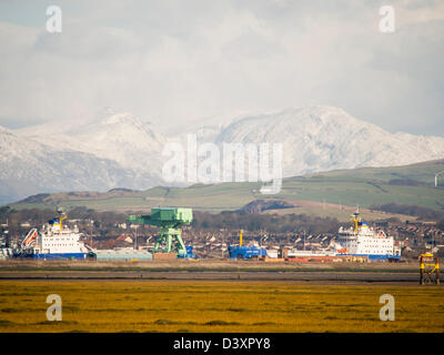 Nukleare Transportschiffe in Barrow in Furness mit Schnee bedeckt Seenplatte Hügeln im Hintergrund. Stockfoto