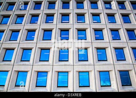 Fassade eines Bürogebäudes mit vielen Fenstern. Stockfoto