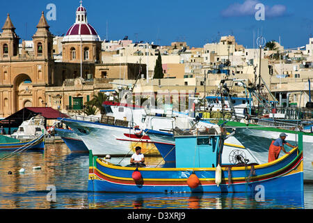 Fischer auf traditionellen maltesischen Fischerboot. Marsaxlokk, Malta. Stockfoto