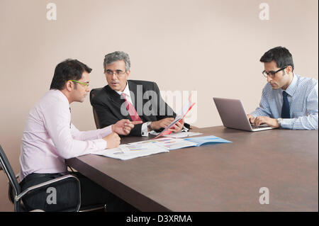 Geschäftsleute, die in einer Sitzung zu erörtern Stockfoto