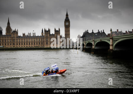 BSAC Taucher in Booten kurz vor der Marine Conservation Society marschieren, um die Notwendigkeit der Marine Conservation Zonen markieren. Westminster. London. Vereinigtes Königreich. Stockfoto