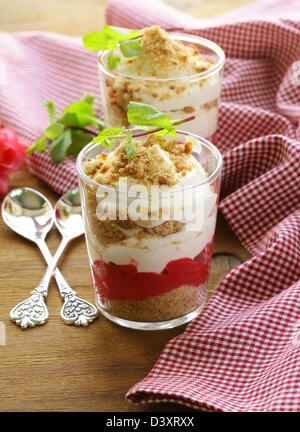 Molkerei Dessert mit Erdbeeren, trifle im Glas Stockfoto