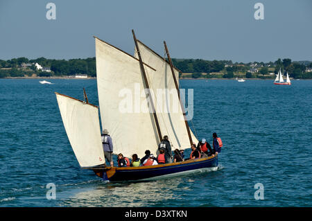 Gig (Bantry Bay Gig, Segel und Ruder Boot) derzeit unter Segelregatta, während der Veranstaltung "Semaine du Golfe" Woche der Morbihan. Stockfoto