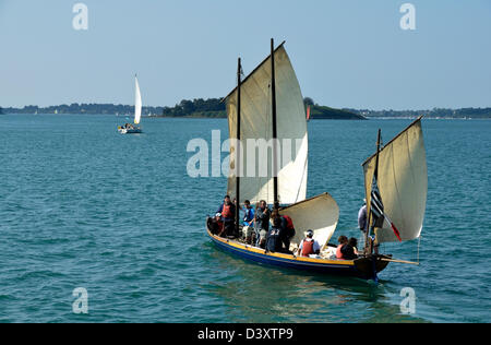 Gig (Bantry Bay Gig, Segel und Ruder Boot) derzeit unter Segelregatta, während der Veranstaltung "Semaine du Golfe" Woche der Morbihan. Stockfoto