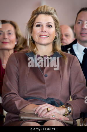 Prinzessin Maxima der Niederlande kommt für eine Präsentation des Buches "Eine Welt ohne Gebärmutterhalskrebs" in Leiden, Niederlande, 26. Februar 2013. Foto: Patrick van Katwijk / Niederlande und Frankreich, Stockfoto