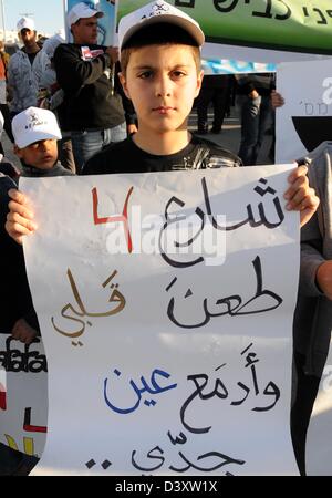 11. November 2011 - Jerusalem, Jerusalem, Palästina - Palästinenser nehmen Teil an einer Protestkundgebung gegen die Öffnung der Hausnummer (4) mitten in Bet Safafa Nachbarschaft, die für Projektdienste Siedlung, in Jerusalem am 26. Februar 2013 (Credit-Bild: © Mahfouz Abu Türke/APA Images/ZUMAPRESS.com) Stockfoto