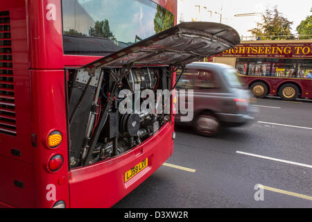 London-Transit Bus aufgeschlüsselt nach der Stadt Straße mit Motorabdeckung öffnen Stockfoto