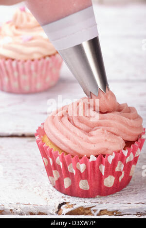 hausgemachte Muffins mit Herz Dekoration Stockfoto