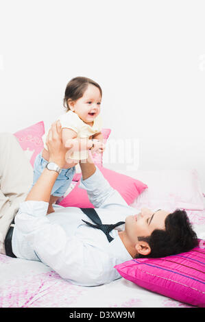 Geschäftsmann mit seinem Baby spielen Stockfoto