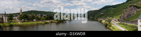 Blick vom Mosel River Bridge, auf der linken Seite das Dorf Trittenheim in Rheinland-Pfalz, Deutschland, eine Panorama-Szene Stockfoto