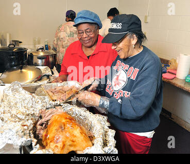 Suppenküche Freiwilligen Fütterung der Bedürftigen und Obdachlosen Stockfoto
