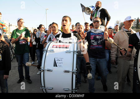 11. November 2011 - Jerusalem, Jerusalem, Palästina - Palästinenser nehmen Teil an einer Protestkundgebung gegen die Öffnung der Hausnummer (4) mitten in Bet Safafa Nachbarschaft, die für Projektdienste Siedlung, in Jerusalem am 26. Februar 2013 (Credit-Bild: © Mahfouz Abu Türke/APA Images/ZUMAPRESS.com) Stockfoto