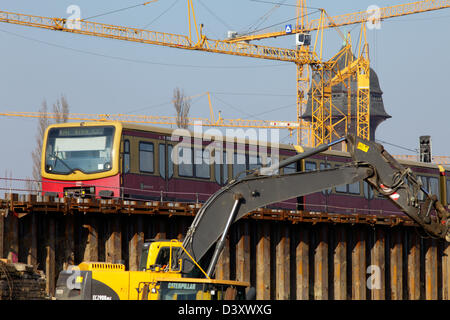 Berlin, Deutschland, treibt Ringlinie S41 am Platz vorbei an der Ostseite Kreuz Stockfoto