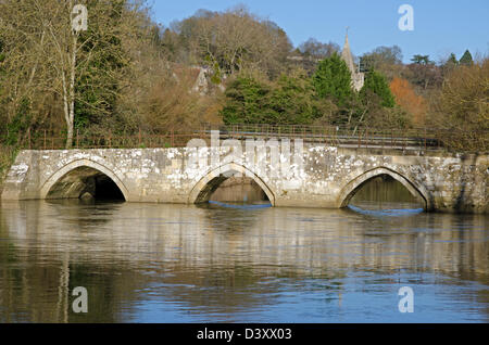 Brücke über den angeschwollenen Fluss bei Bradford on Avon, UK Stockfoto