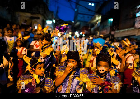 Brasilianische Kinder mit bunten Kostümen teilnehmen in der Karnevalsumzug in der Favela Rocinha, Rio De Janeiro, Brasilien. Stockfoto