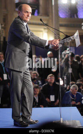 Pier Luigi Bersani, Spitzenkandidat der Partito Democratico, spricht bei der PD-Presse-Center in Rom, Italien, 26. Februar 2013. Wochen von Sackgassen in Koalition bilden sind mit unabsehbaren Folgen für den Euro Italien threating. Keine politische Partei hat eine ausreichende Mehrheit in den parlamentarischen Kammern erhalten. Foto: MICHAEL KAPPELER Stockfoto