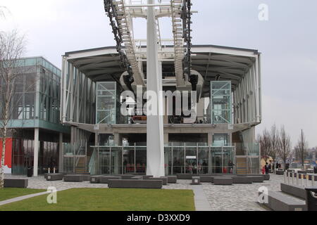 Der Emirates Air Line (auch bekannt als die Themse-Seilbahn) ist eine Seilbahn-Verbindung über die Themse. Stockfoto