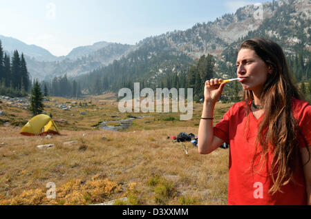 Frau, putzen ihre Zähne auf einem Rucksack Reise in Oregon Wallowa Mountains. Stockfoto