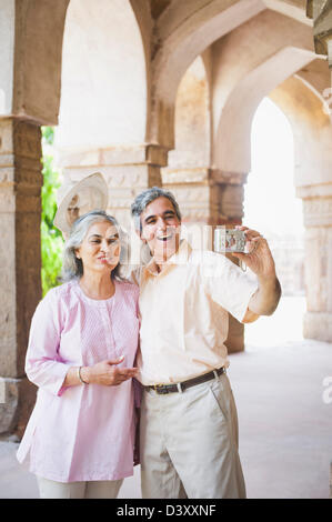Älteres paar unter Bild von sich selbst mit einer Digitalkamera, Lodi Gardens, New Delhi, Indien Stockfoto