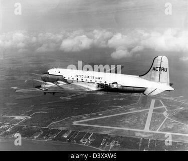 Die Douglas R5D-3, bekannt für ihre militärischen Transportkapazitäten, wurde Mitte des 20. Jahrhunderts von der US Navy ausgiebig genutzt. Dieses spezielle Flugzeug, das mit Carl Johnson in Verbindung steht, veranschaulicht die Rolle des Flugzeugs bei logistischen Operationen und der militärischen Bereitschaft. Stockfoto