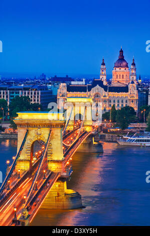 Die Kettenbrücke über die Donau beleuchtet bei Sonnenuntergang mit Ampel wegen Budapest, Ungarn, Europa, EU Stockfoto