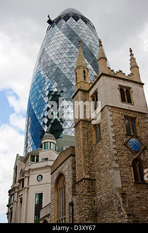 Die Gurke (Swiss Re Gebäude), und Kirche St. Andrew Undershaft, St Mary Axe Straße, City of London, England, Vereinigtes Königreich Stockfoto