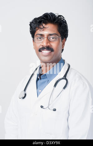 Südindische Arzt lächelnd Stockfoto