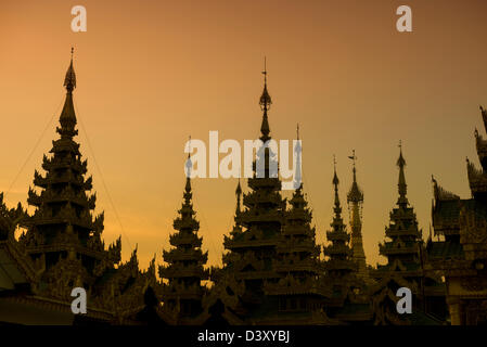 Stupas zur Shwedagon Pagode Yangon Myanmar im Morgengrauen Stockfoto