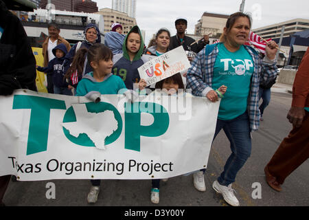 Hunderte Kinder, einschließlich März bis Texas Capitol Gebäude in Austin Texas, auf umfassende Reform der Einwanderung zu drängen. Stockfoto