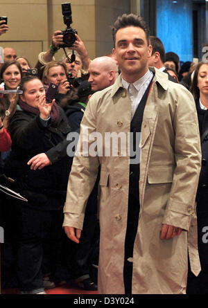 Britischer Musiker und Entertainer Robbie Williams kommt für die Präsentation seines Herren Mode Kollektion Farrell im KaDeWe in Berlin, Deutschland, 26. Februar 2013. Foto: PAUL ZINKEN Stockfoto