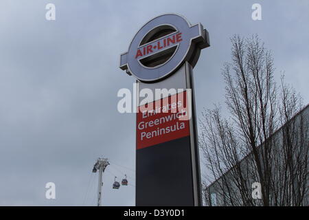 Der Emirates Air Line (auch bekannt als die Themse-Seilbahn) ist eine Seilbahn-Verbindung über die Themse. Stockfoto