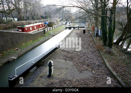 ISIS-Lock auf dem Süden Oxford Kanal vereist Stadt Oxford Oxfordshire Oxon England Boot Narrowboat Eis Kanal Kanäle winter Stockfoto