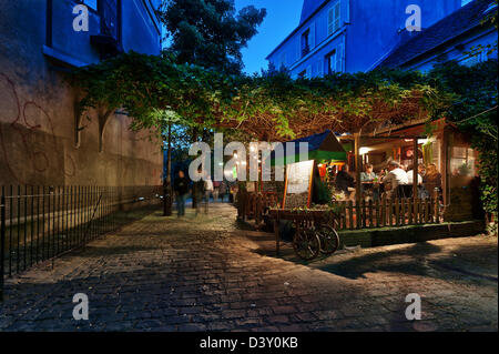 Menschen Essen auf der Terrasse des Restaurant "Chez Plumeau" auf Rue Poulbeau, Montmartre, Paris, Frankreich Stockfoto