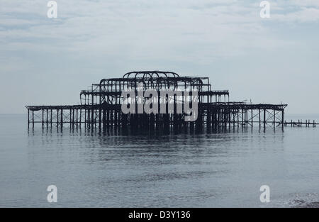 Die ausgebrannte Hülle des West Pier, Brighton, England Stockfoto