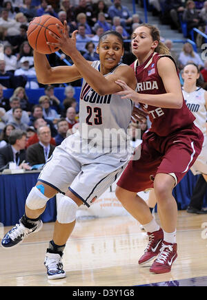 Hartford--UCONNs Maya Moore fährt vorbei Florida State Alexa Deluzio für einen Korb in der ersten Hälfte. Stockfoto