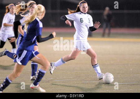 High-School-Mädchen-Fußball-Aktion im CT USA Stockfoto