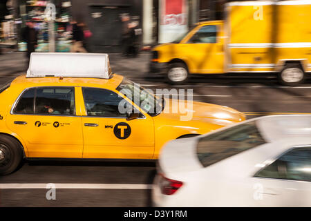 NYC gelben Taxis mit dem neuesten 'Brief T'-logo Stockfoto