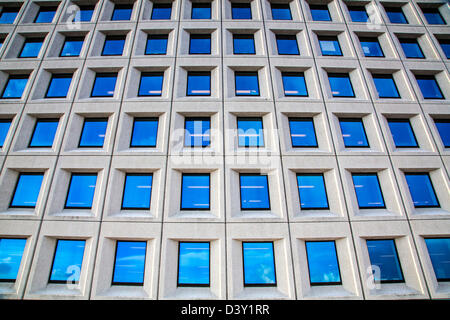 Fassade eines Bürogebäudes mit vielen Fenstern. Stockfoto