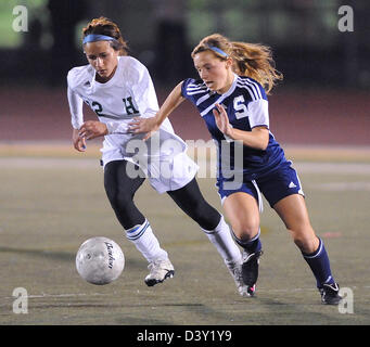 High-School-Mädchen-Fußball-Aktion im CT USA Stockfoto