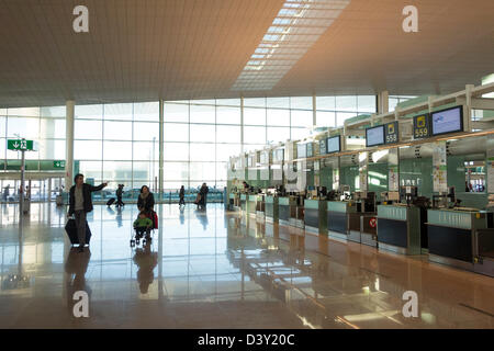 Check-in Schalter am Flughafen El Prat in Barcelona, Spanien, Europa Stockfoto