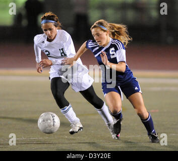 Mädchen Gymnasium Fußball Aktion im CT USA Stockfoto